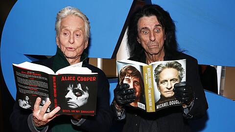 Michael Douglas und Alice Cooper staunen &uuml;ber die Memoiren des anderen.