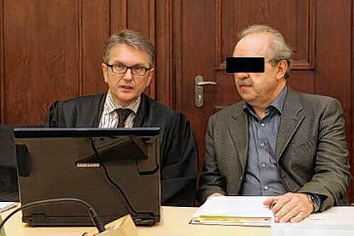 Der ehemalige Siemens-Angestellte Raimund M. (re.) mit seinem Anwalt Alexander Seifert.