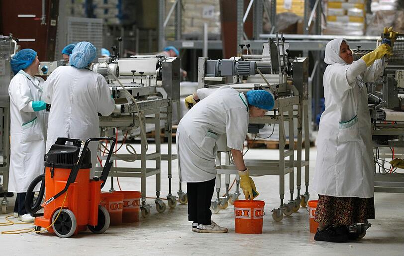 Mitarbeiter von Müller-Brot reinigen am Donnerstag (08.03.2012) im Produktionsgebäude der Müller-Brot GmbH in Neufahrn. Nach jahrelangen Hygieneproblemen hatten die Aufsichtsbehörden die Müller-Brot-Fabrik in Neufahrn bei München Ende Januar 2012 geschlossen. Wenige Wochen später meldete das Unternehmen Insolvenz an.