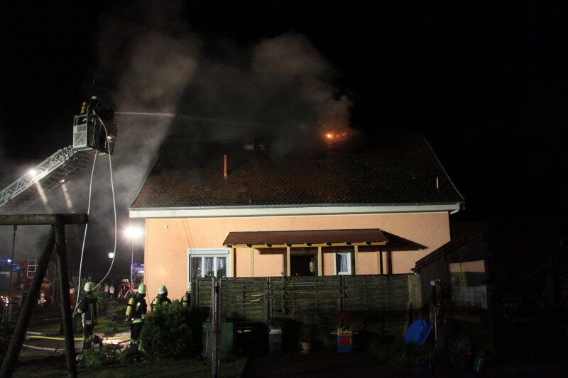 Ein Dachstuhl in Mettenheim steht in Flammen. Die Feuerwehr rückt mitten in der Nacht zum Löschen an. Die Bilder vom Einsatz.