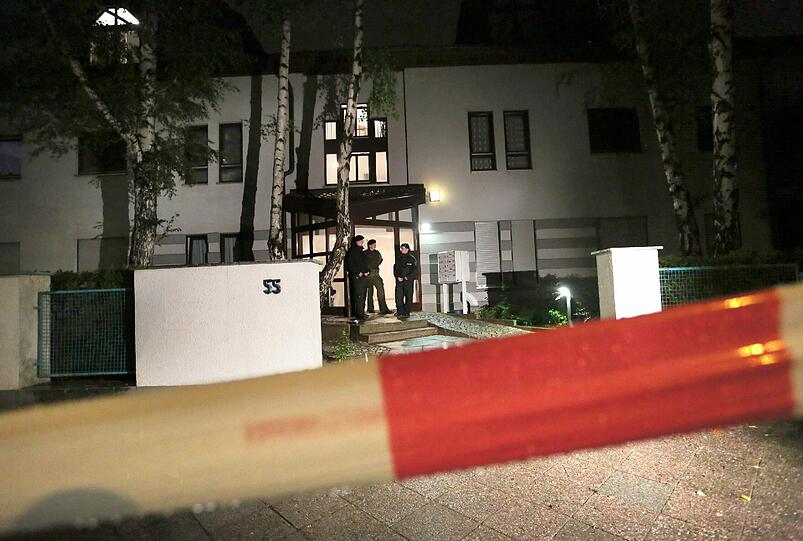 Familientragödie in Berlin: Ein Vater tötet seine Familie &ndash; Bringt Frau und zwei Kinder um und nimmt sich das Leben. Die Polizei vermutet hohe Schulden als Motiv. Die Bilder vom Tatort
