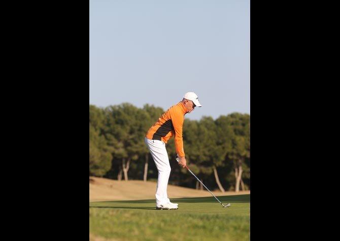 TWO PLANE SWING: Aufrechtere Ansprechposition . . .