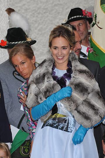 Prinzessin Elisabeth von Thurn und Taxis freut sich nach der Trauung ihrer Schwester Prinzessin Maria Theresia von Thurn und Taxis in Tutzing.