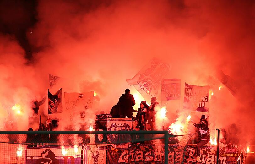 Die Löwen-Fans zündelten mal wieder, beim Auswärtsspiel in Nürnberg