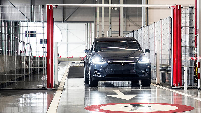 Ein Model X auf der 750 Meter langen Indoor-Teststrecke, die zweimal durchfahren wird.