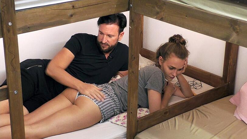 "Wir brauchen immer noch ein Liebes-Zimmer", sagt Laura im "Sommerhaus und Stars". Und Michael Wendler ergänzt: "Wir wollen endlich wieder Sex haben!" "Wir brauchen immer noch ein Liebes-Zimmer", sagt Laura im "Sommerhaus und Stars". Und Michael Wendler ergänzt: "Wir wollen endlich wieder Sex haben!"