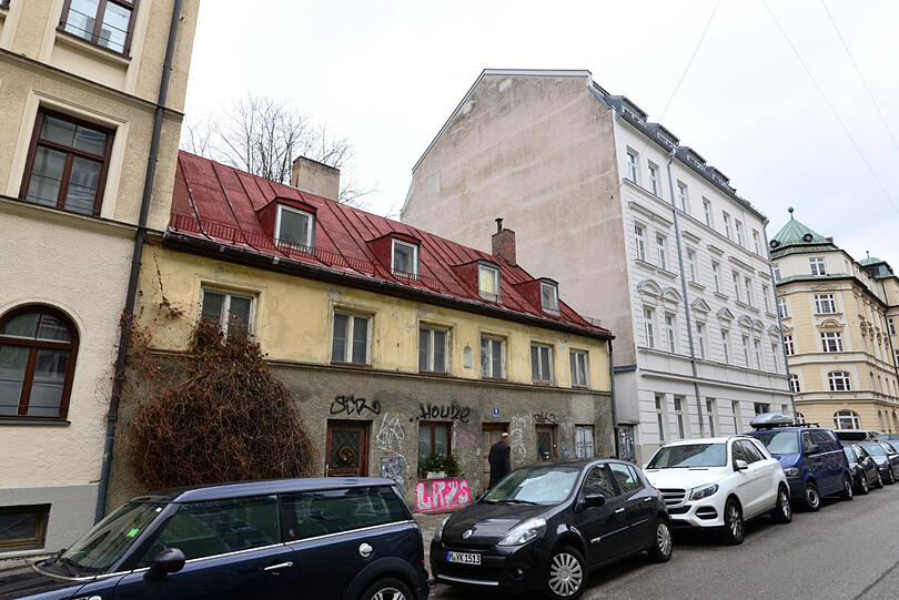 Kleiner und heruntergekommener: Im Viertel ist das besprühte Haisl ein Fremdkörper. Aber einer mit viel Geschichte und Geschichten.