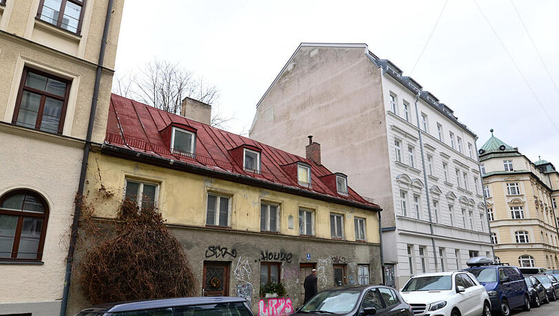 Kleiner und heruntergekommener: Im Viertel ist das besprühte Haisl ein Fremdkörper. Aber einer mit viel Geschichte und Geschichten. Kleiner und heruntergekommener: Im Viertel ist das besprühte Haisl ein Fremdkörper. Aber einer mit viel Geschichte und Geschichten.