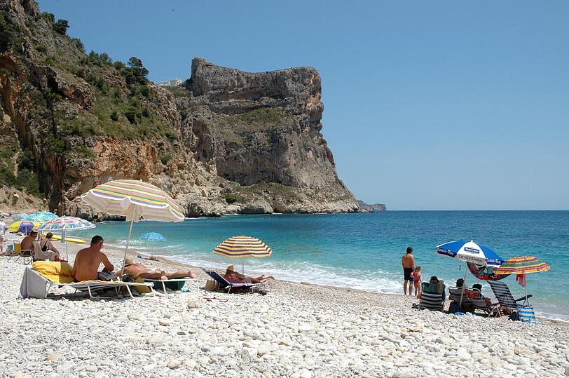 Costa Blanca: Auch im Herbst ein Tipp für Wasserratten ist die Bucht "Cala Moraig" bei Moraira.
