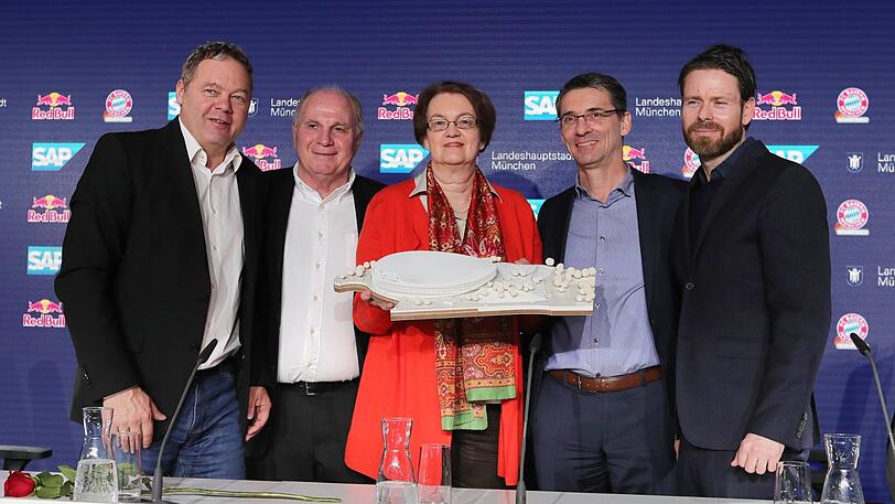 Bürgermeisterin Strobl mit Arena-Modell &ndash; sowie Red-Bull-Bauchef Schluder, Bayern-Boss Hoeneß, SAP-Vorstand Leukert, Architekt Ammundsen (v.l.n.r.).