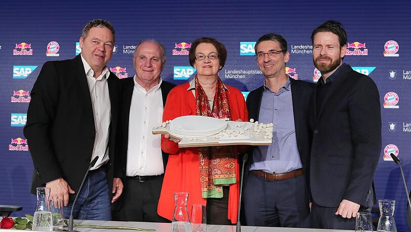 Bürgermeisterin Strobl mit Arena-Modell &ndash; sowie Red-Bull-Bauchef Schluder, Bayern-Boss Hoeneß, SAP-Vorstand Leukert, Architekt Ammundsen (v.l.n.r.).