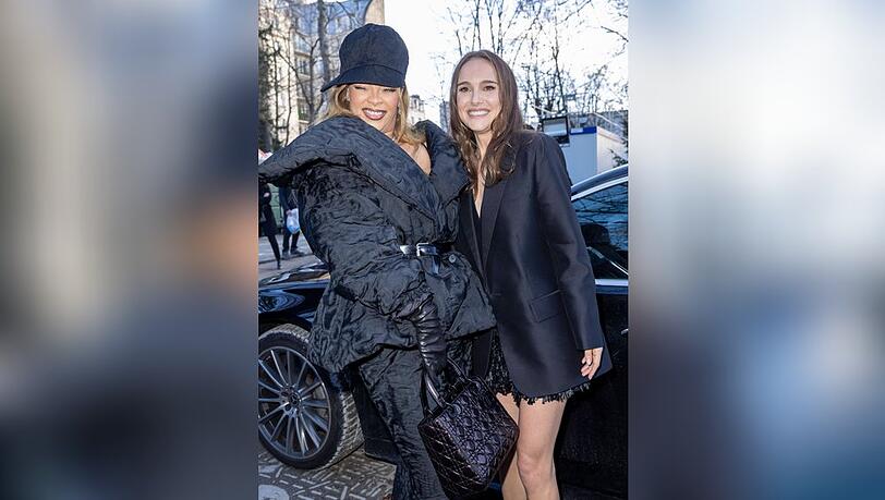 Rihanna (l.) und Natalie Portman posierten in Paris für die Fotografen.