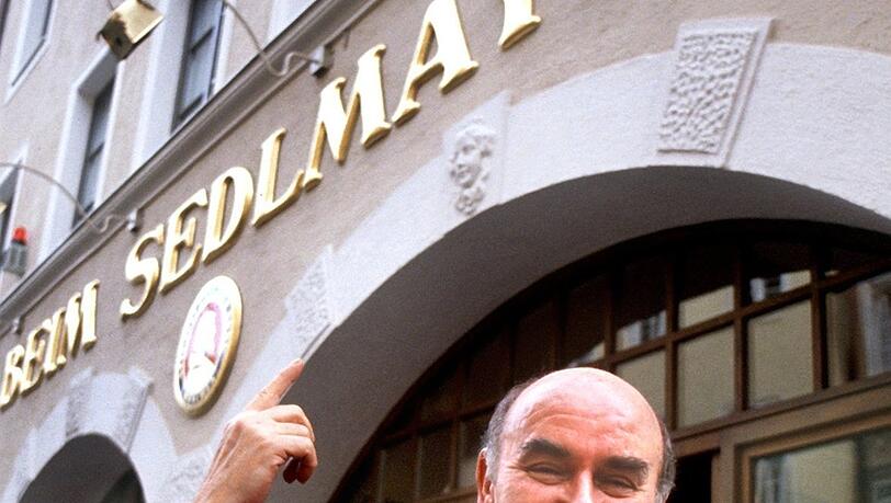 TV-Star Walter Sedlmayr 1989 vor seinem Münchner Wirtshaus. TV-Star Walter Sedlmayr 1989 vor seinem Münchner Wirtshaus.