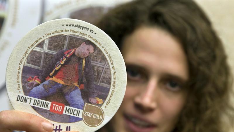 Olympiasiegerin Lena Schöneborn zeigt einen der Kampagnen-Bierdeckel. Olympiasiegerin Lena Schöneborn zeigt einen der Kampagnen-Bierdeckel.