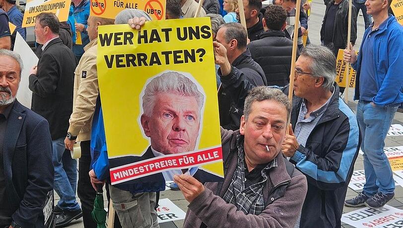 Die Taxler wurden am Dienstagmorgen auf dem Marienplatz mit ihrer Kritik an Oberbürgermeister Dieter Reiter sehr deutlich.