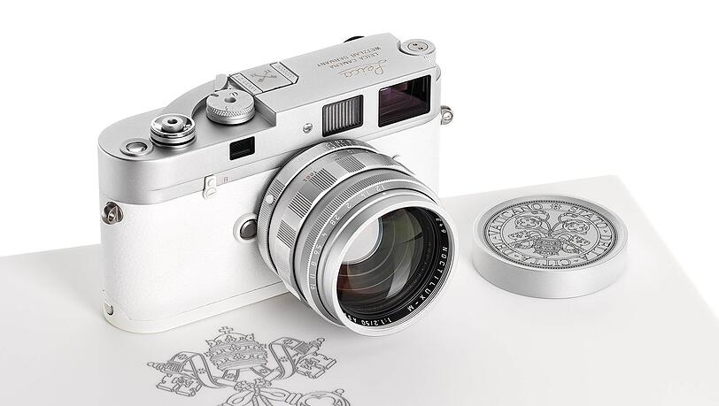 Die Kamera aus dem Besitz von Papst Franziskus brachte das 100-fache des Schätzpreises.