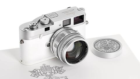 Die Kamera aus dem Besitz von Papst Franziskus brachte das 100-fache des Sch&auml;tzpreises.