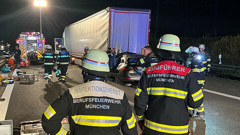 Der 42-j&auml;hrige Autofahrer &uuml;bersieht das Stauende und stirbt noch an der Unfallstelle.