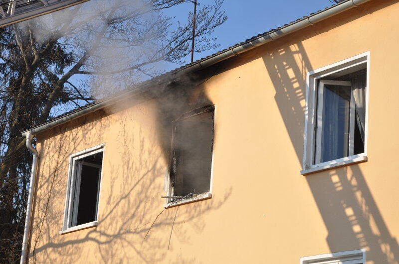 Schwarzer Rauch quillt aus dem Fenster - bei dem Wohnungsbrand in Eggenfelden wurden 5 Personen verletzt.