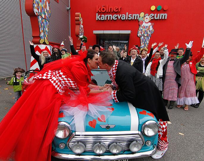 Kölle Alaaf! Bunte Clowns, Superman auf dem Weg zum Feiern, barocke Hochzeitsoufits. Köln steht heute Kopf! Sogar die Hunde werden hier verkleidet!