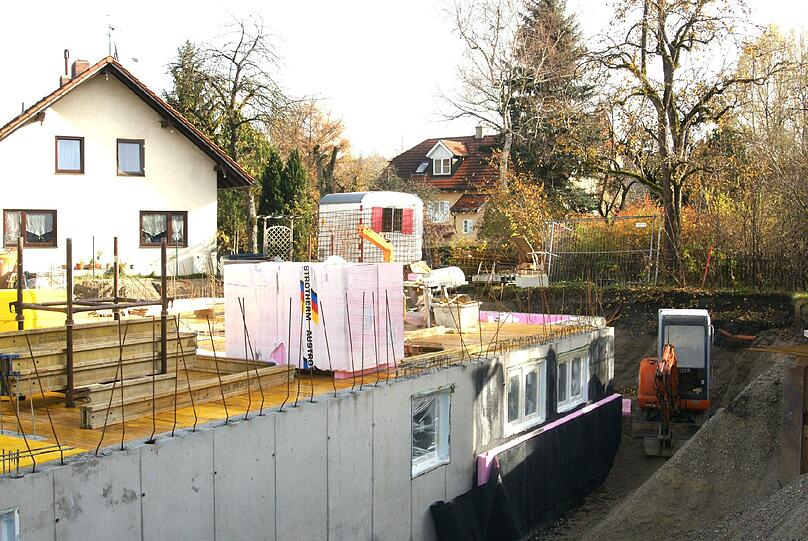 In dieser Baugrube fanden Arbeiter zwei menschliche Skelette.