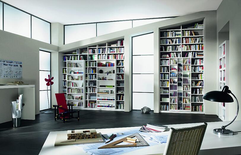 Fachleute können Bücherregale so konzipieren, dass sie in Nischen oder unter Schrägen passen.
