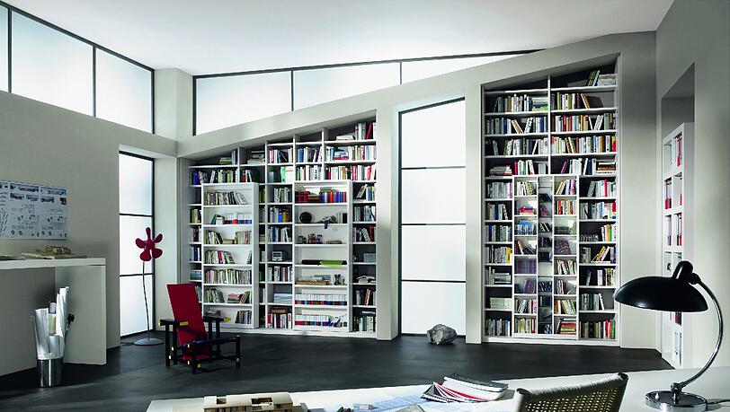 Fachleute können Bücherregale so konzipieren, dass sie in Nischen oder unter Schrägen passen. Fachleute können Bücherregale so konzipieren, dass sie in Nischen oder unter Schrägen passen.
