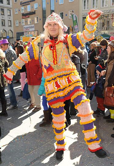 Das selbstgestrickte Püppchen Linda beim Faschingstreiben am Rosenmontag.