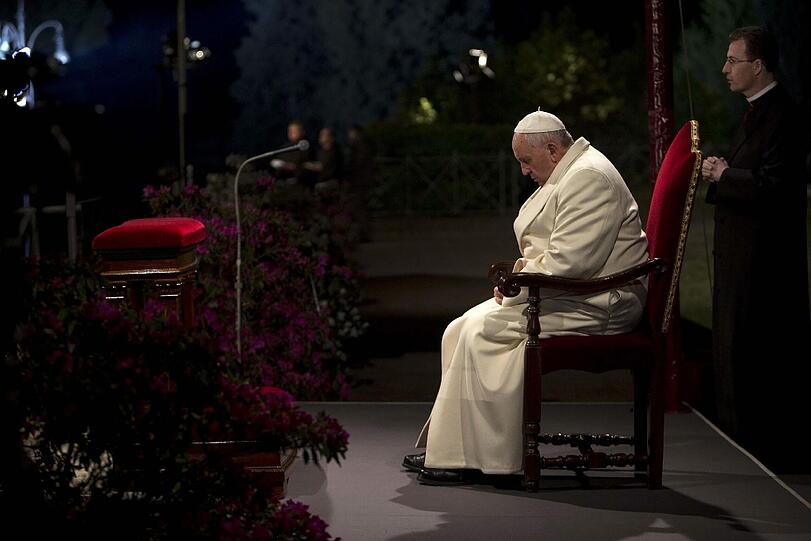 Gläubige beten gemeinsam mit dem Papst den Kreuzweg - die Bilder.