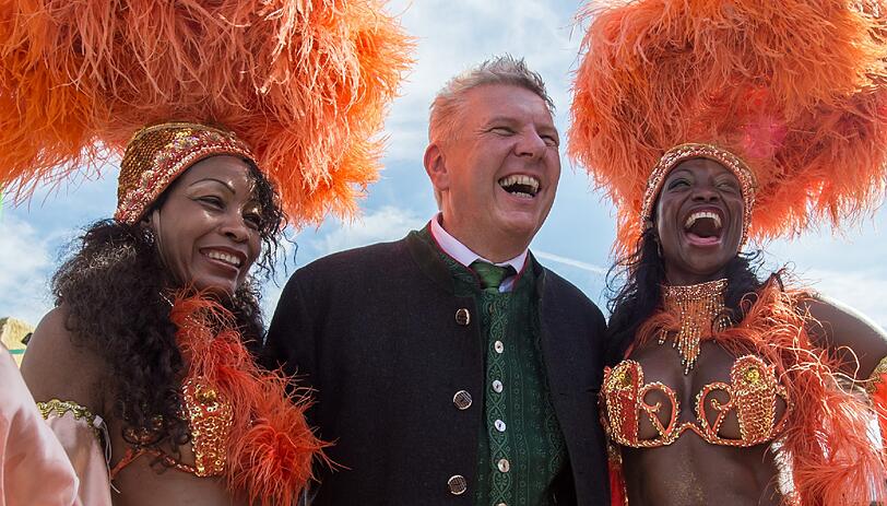 OB Dieter Reiter und zwei Samba-Schönheiten während des Wiesn-Rundgangs.