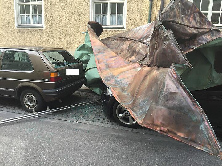 Hoffentlich ist der Besitzer des Wagens gegen Sturmschäden versichert.