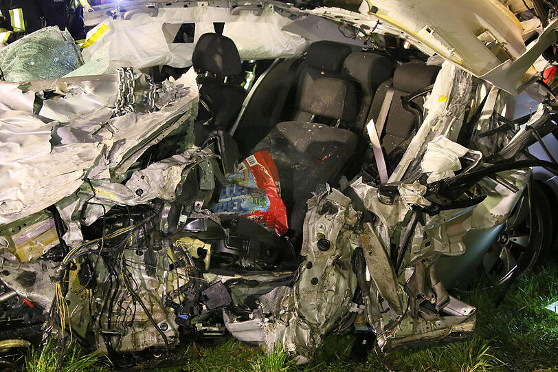 Schrecklicher Unfall auf der B15 bei Erding: Die Bilder vom Rettungseinsatz