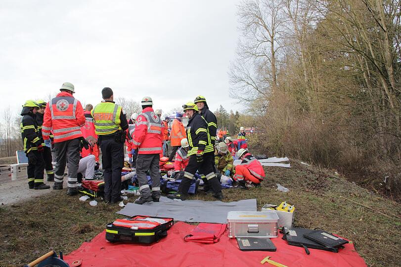 Rettungskräfte kümmern sich um die zahlreichen Verletzten.