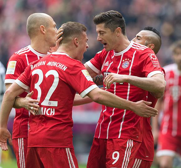JOSHUA KIMMICH NOTE 2
Wieder einmal stark. Legte Lewandowskis 2:0 mit einer perfekten Flanke vor (12.), es war bereits Kimmichs 13. Assist in dieser Saison. Spielte sogar Pässe mit der Brust. Die Vertragsverlängerung bis 2023 hat ihn weiter beflügelt.