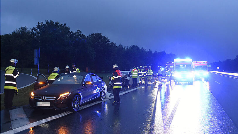 Die 25-Jährige krachte betrunken mit ihrem Seat ins Heck des Pannen-Mercedes.