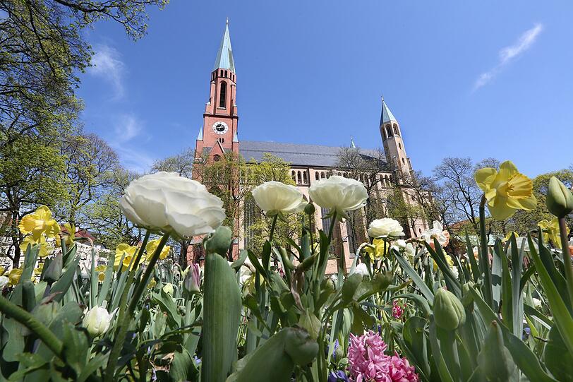 Käfer-Perspektive: Die Neue Pfarrkirche St. Johann Baptist am Johannisplatz in Haidhausen, abgelichtet von AZ-Fotograf und München-Spaziergänger Sigi Müller