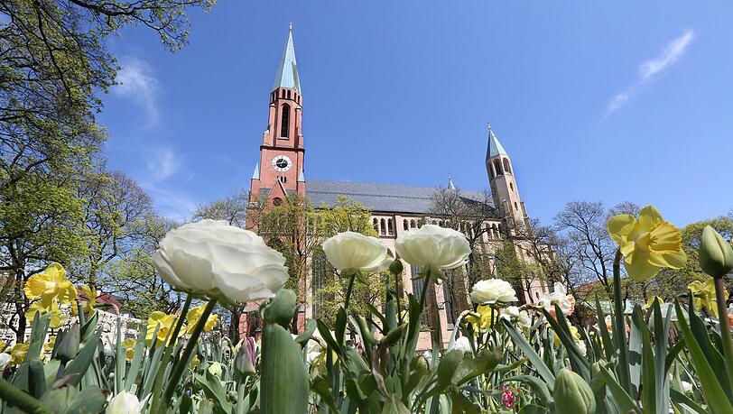 Käfer-Perspektive: Die Neue Pfarrkirche St. Johann Baptist am Johannisplatz in Haidhausen, abgelichtet von AZ-Fotograf und München-Spaziergänger Sigi Müller Käfer-Perspektive: Die Neue Pfarrkirche St. Johann Baptist am Johannisplatz in Haidhausen, abgelichtet von AZ-Fotograf und München-Spaziergänger Sigi Müller