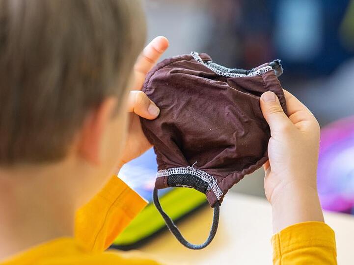 Laut einer australischen Studie lässt sich das Corona-Infektionsrisiko an Schulen durch Kontaktverfolgung gering halten.