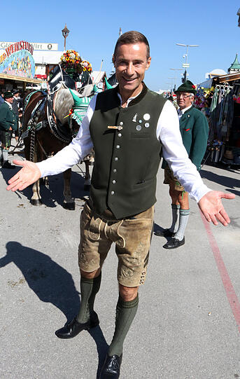 Kai Pflaume wie immer perfekt gekleidet. Eben ein Mann mit Stil. Das ist für mich übrigens die perfekte Basis-Wiesn-Ausstattung für die Buam!