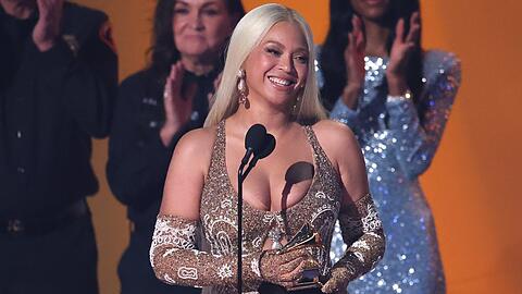 Superstar Beyoncé holt sich den Grammy für "Album des Jahres" ab.