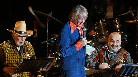 Helge Schneider (Mitte) mit Bassist Reinhard Glöder und Gitarrist Sandro Giampetro