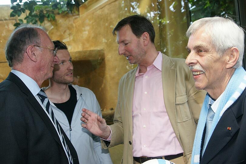 Und auch Vize-Präsident Franz Maget (l.) kam nach Thalkirchen. Auf dem Bild unterhält er sich mit Benny Lauth und Tierpark-Chef Andreas Knieriem.