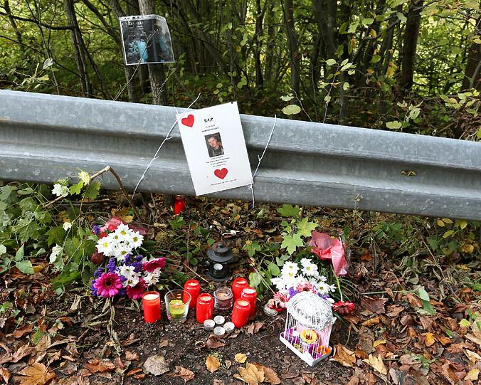 Angehörige und Freunde haben an der Unfallstelle Bumen niedergelegt und Kerzen angezündet.