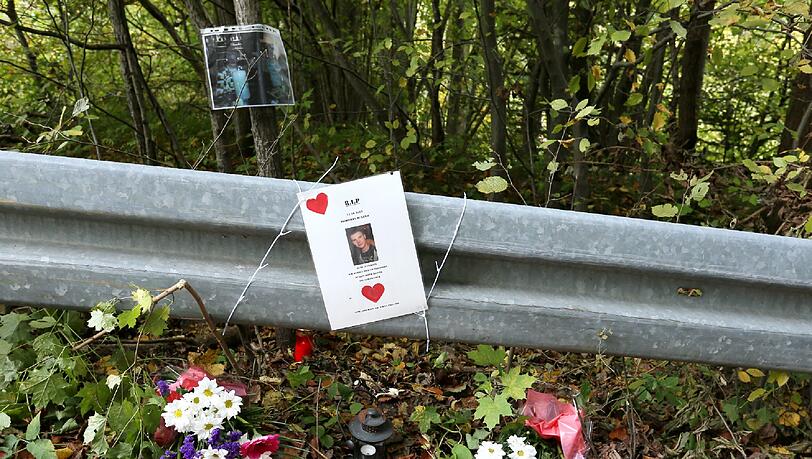 Angehörige und Freunde haben an der Unfallstelle Bumen niedergelegt und Kerzen angezündet. Angehörige und Freunde haben an der Unfallstelle Bumen niedergelegt und Kerzen angezündet.
