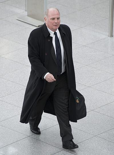 Uli Hoeneß auf dem Weg zum Check-In Schalter.