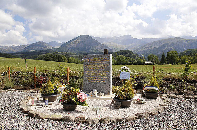 Genau vier Monate nach der Germanwings-Katastrophe gedenken Angehörige in den französischen Alpen der Opfer.