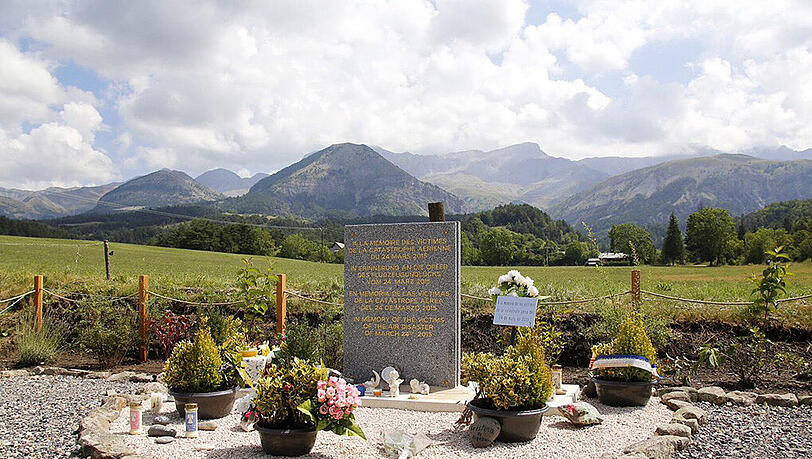Genau vier Monate nach der Germanwings-Katastrophe gedenken Angehörige in den französischen Alpen der Opfer. Genau vier Monate nach der Germanwings-Katastrophe gedenken Angehörige in den französischen Alpen der Opfer.