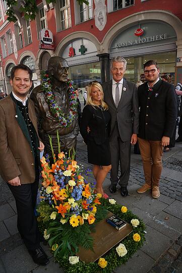 Bei Sigi Sommers Denkmal in der Rosenstraße: Manuel di Nardo, Natascha Svoboda, Günter Malescha und Sebastian Kriesel