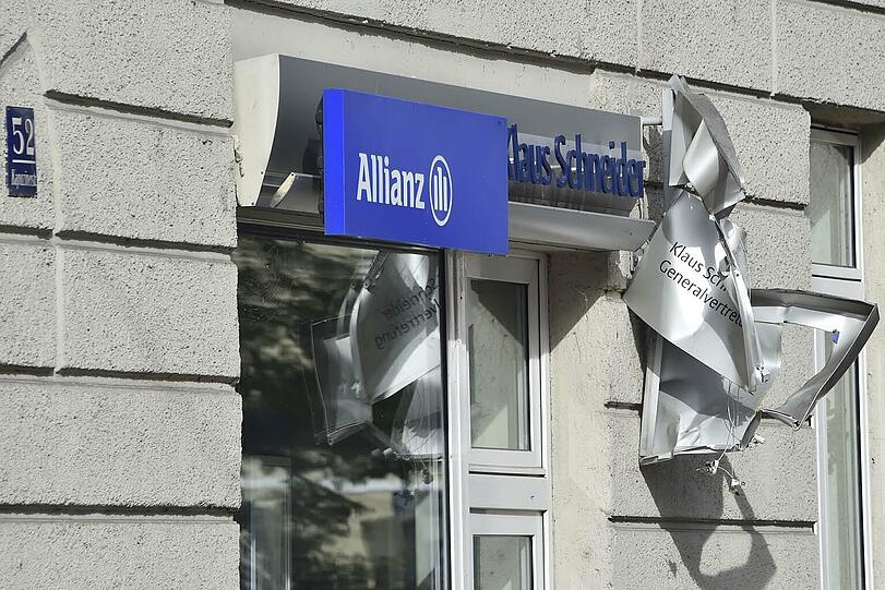 In der Kapuzinerstraße sind Teile eines Hausdachs einfach auf die Straße gefallen.