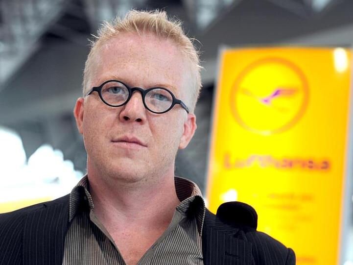 Nicoley Baublies, Chef der Kabinengewerkschaft UFO, hat der Lufthansa bereits drei Monate vor Ende der Friedenspflicht mit einem Streik des Kabinenpersonals im Sommer gedroht.